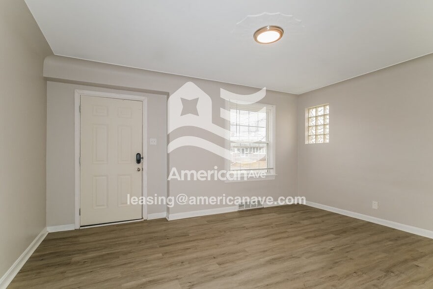 Building Photo - 2370 S Milton Ave