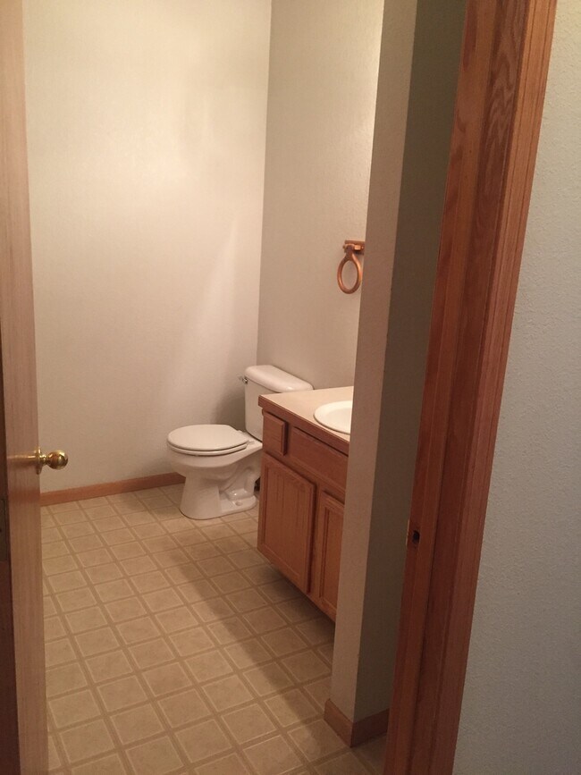 Building Photo - Beautiful 2 Bedroom + Loft Townhome in Lov...