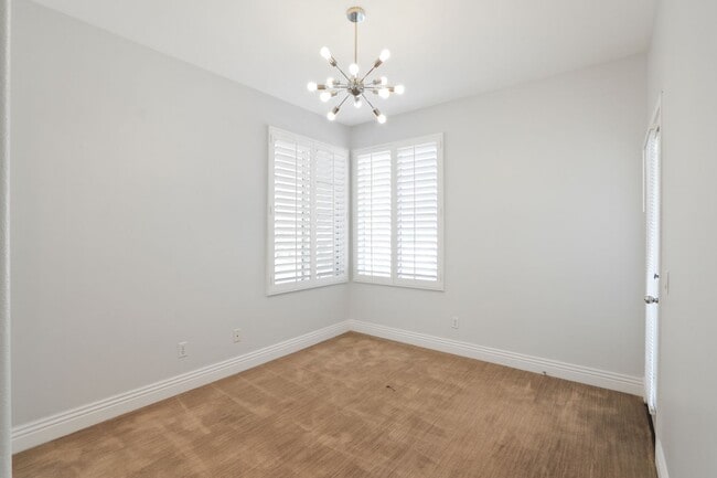 Building Photo - Spacious 3 Bedroom 3 Bath Available Now!