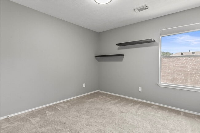 Building Photo - 6 Thicket Grove Pl