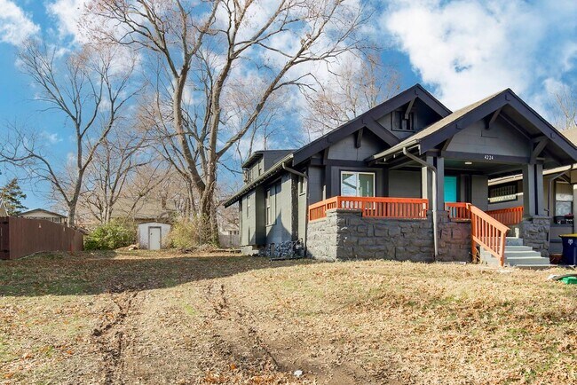 Building Photo - Spacious 5-Bedroom Home with 2 Full Bathro...