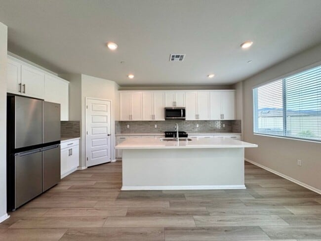 Building Photo - MOVE IN SPECIAL! $1000 off 1st month rent if you move in the month of January! Spacious 4 Bedroom...