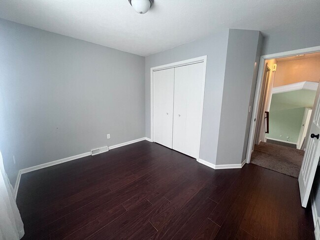 Building Photo - Single Family Home - Three Bedroom Tri-level!