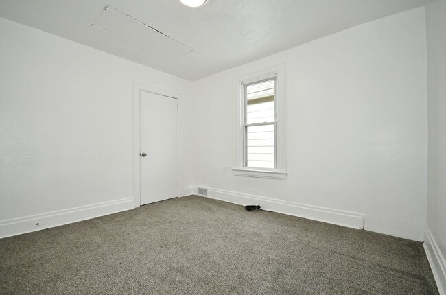 Building Photo - Updated 3 bed/1 bath House with garage!