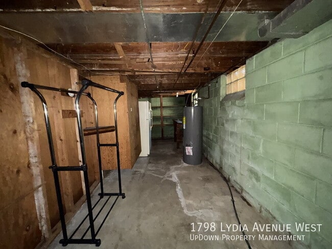 Building Photo - 1798 Lydia Ave W