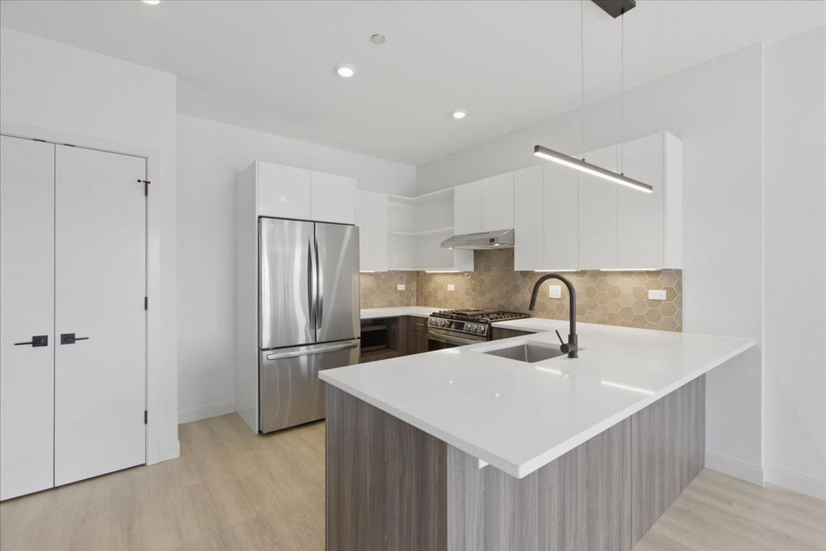 Building Photo - 948 W Sunnyside Ave