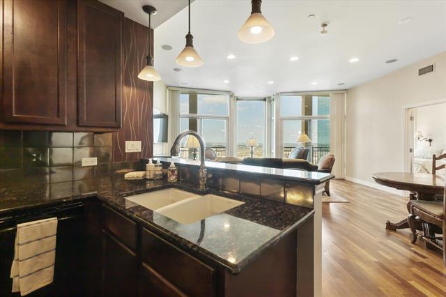 Building Photo - 500 Throckmorton St