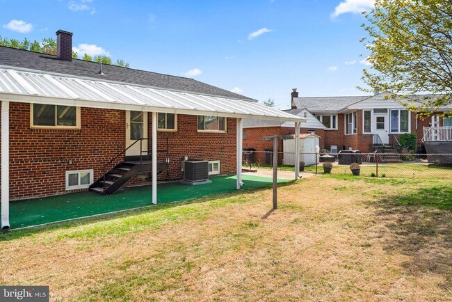 Building Photo - 2521 Fairhill Dr