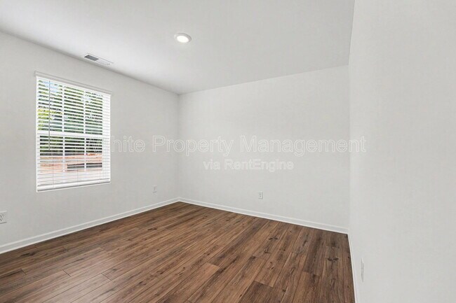 Building Photo - 368 W 18th St