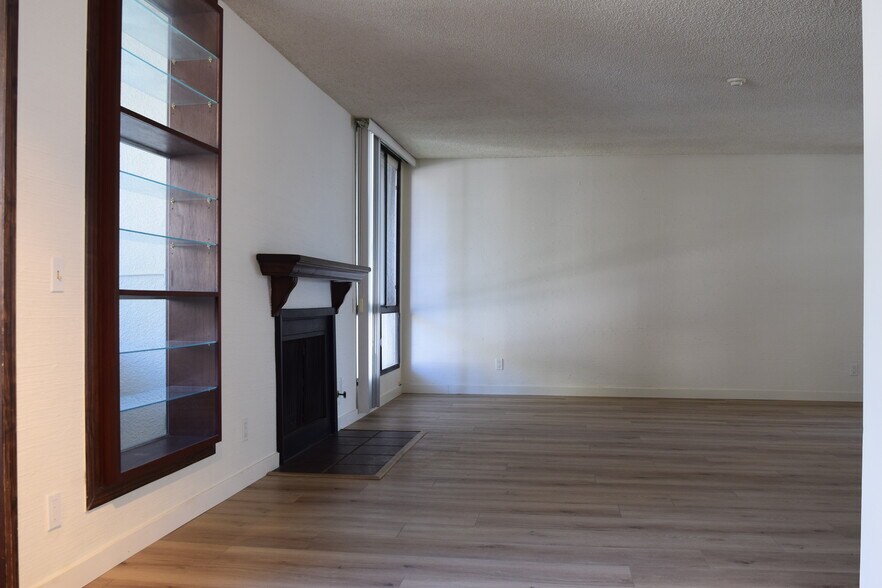 Building Photo - 575 Esplanade