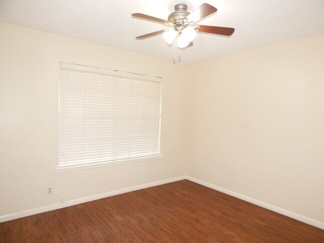 Building Photo - South Tyler, Beautiful 3 Bedroom, 2 Bath Home with RV Parking!