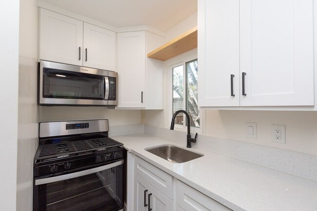 Building Photo - 1 bed, 1 bath - South Mission Hills neighborhood