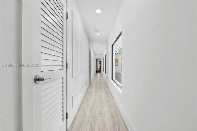 Building Photo - 116 W 1st Ct