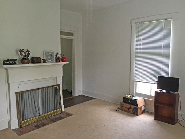 Building Photo - 608 W Schuetz St