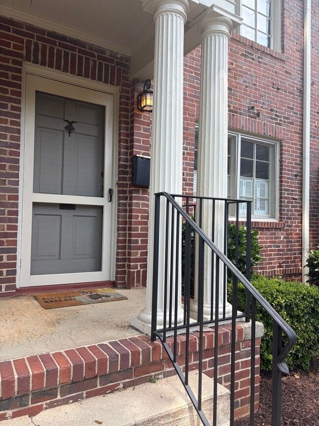 Building Photo - Cleveland Park - University Ridge Condo- 2 Bedroom 1 Bath