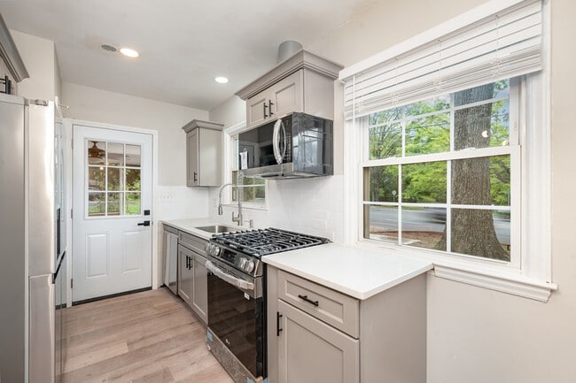 Building Photo - 1600 Flynnwood Dr