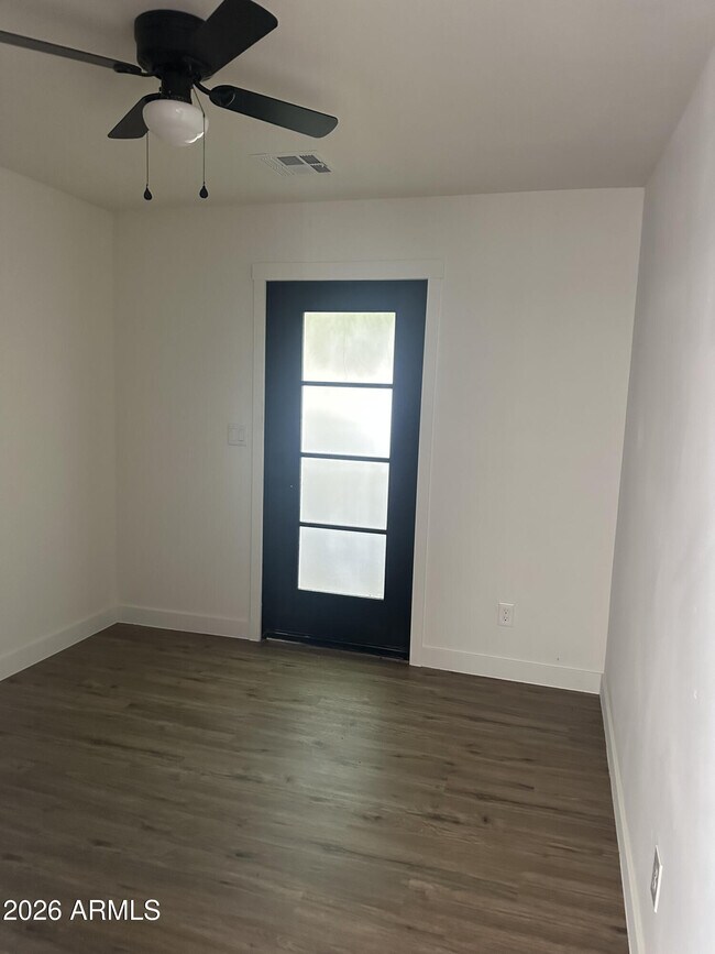 Building Photo - 1324 E Hall St