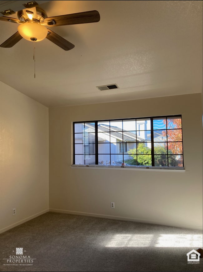 Building Photo - 3 Bedroom, 2.5 Bathroom Townhouse, Located...