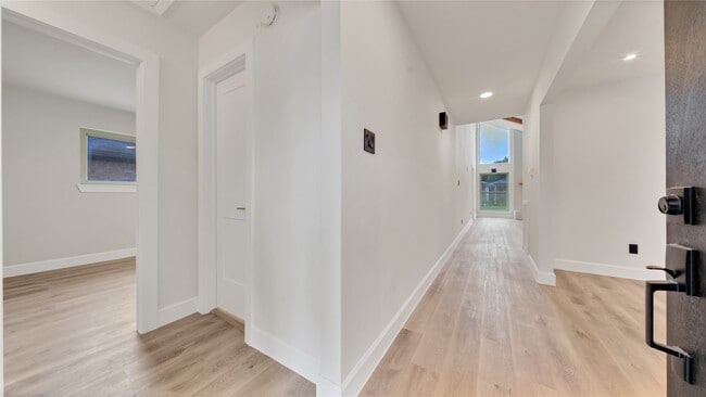 Building Photo - 2407 Bradford Dr