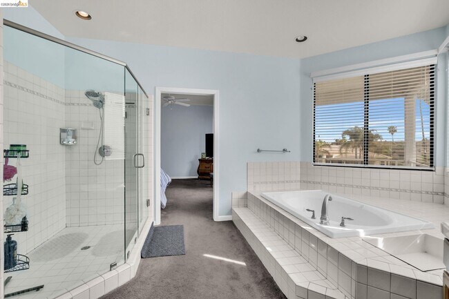 Building Photo - 5640 Edgeview Dr