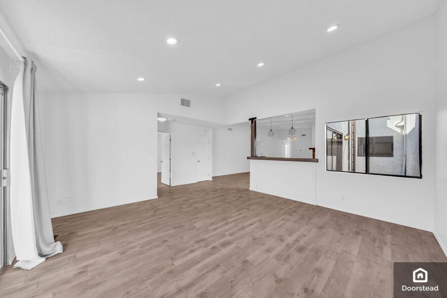 Building Photo - 7239 Balboa Blvd