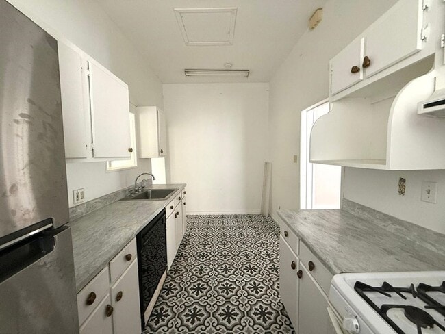 Building Photo - 583 N Monroe St