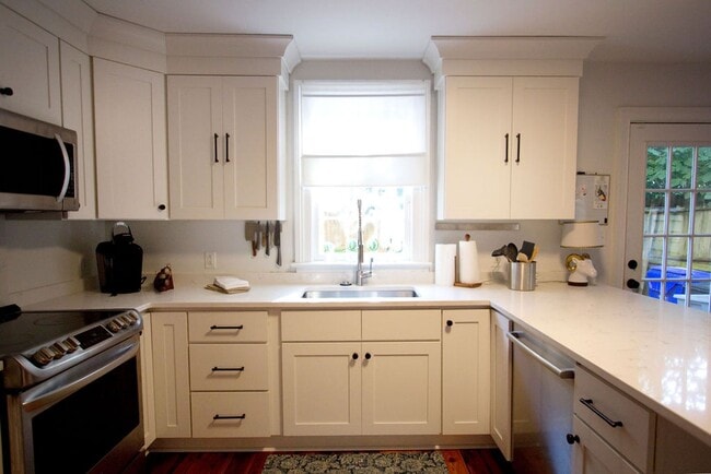 Building Photo - Available 3/1. Beautiful 3 BR/2BA available in Elliottborough! Landscaping included!