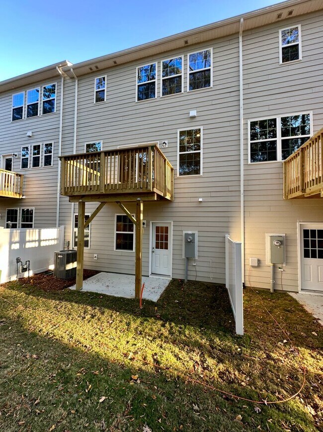 Building Photo - 4BR/3.5 Bath Townhouse in Prime Ballantyne Location; Great Schools