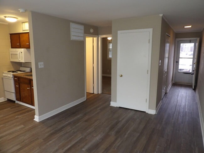 Building Photo - 903 Collins Ln