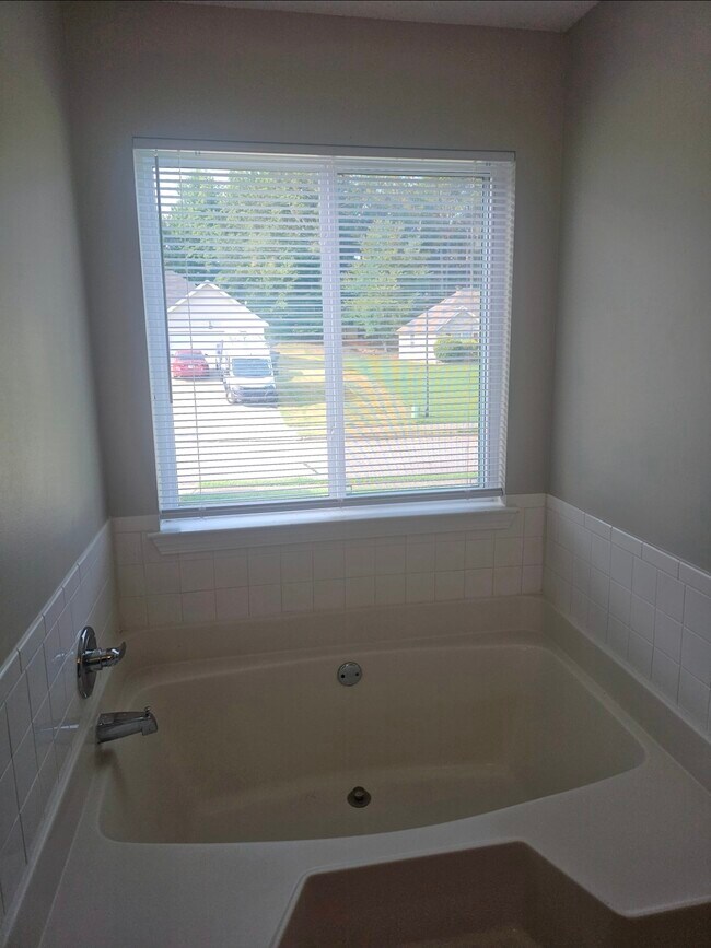 Building Photo - 670 Burtons Cove