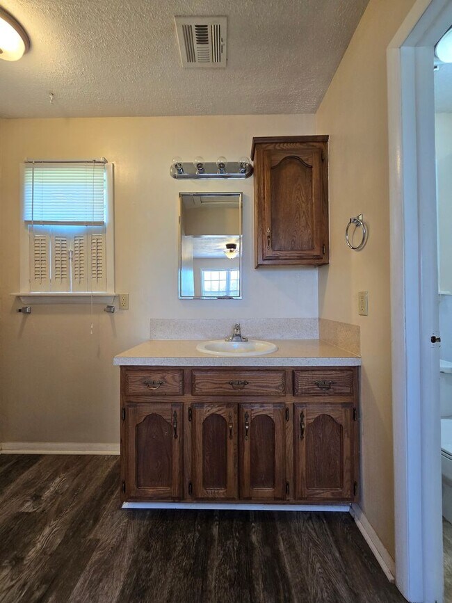 Building Photo - 3 Bedroom 2 Bath home in Asher!
