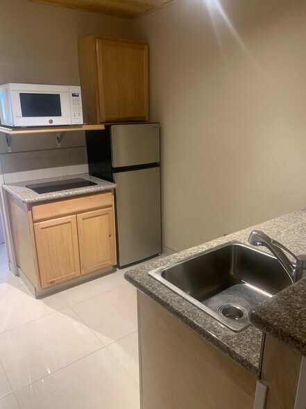 Primary Photo - 1116 Lakeshore Dr