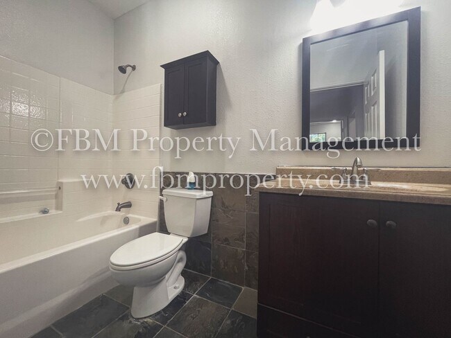 Building Photo - Hidden Creek Apartments, Unit E - Beautifu...