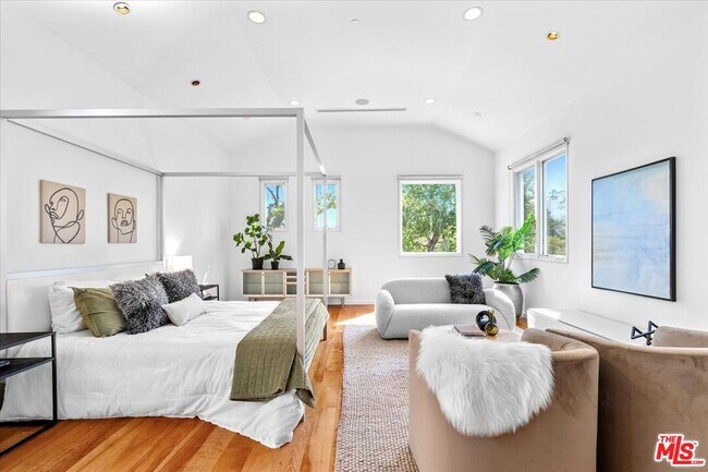 Building Photo - 211 S Valley St