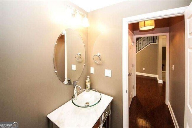 Building Photo - 1004 E Paces Chase