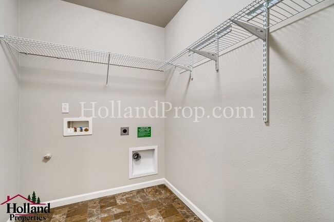 Building Photo - Charming 4-Bedroom Home Near Parks and Tra...