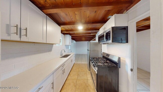 Building Photo - 3564 E Kleindale Rd