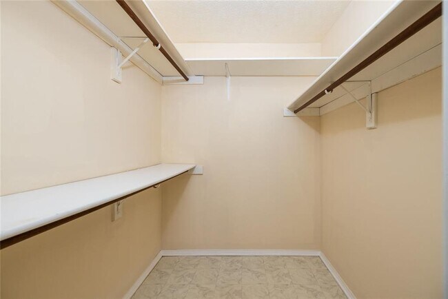 Building Photo - 910 Augusta Dr