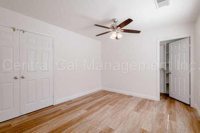 Building Photo - 4 Bedroom/2 Bath Home with an office and S...