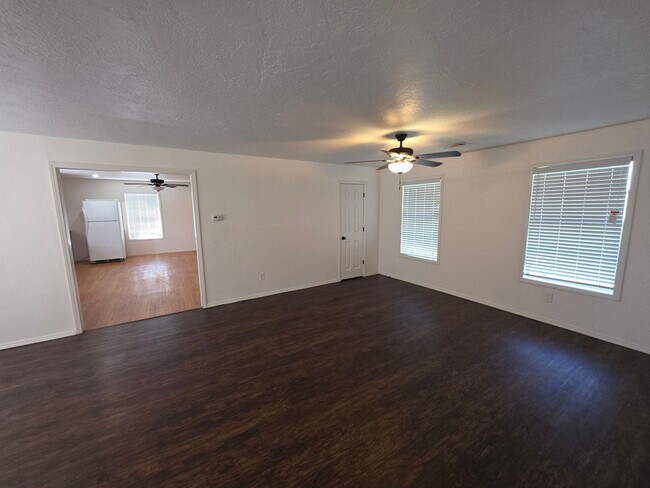Building Photo - Newly Remodeled 2 bedroom 1 bath home