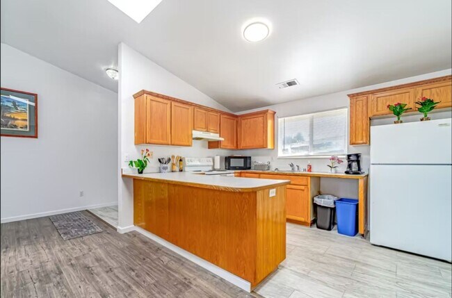 Building Photo - Fully Furnished House in Eureka