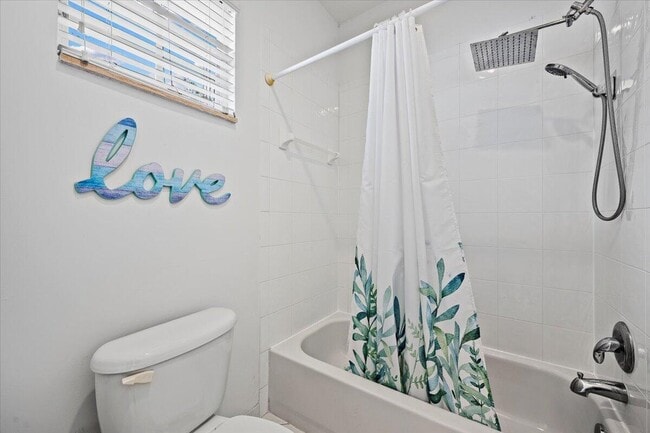 Building Photo - 647 Castle Dr