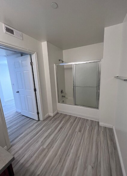 Building Photo - 6829 Simpson Ave