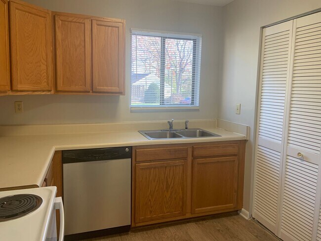 Building Photo - 3 BR/2 BA townhouse with neighborhood pool...