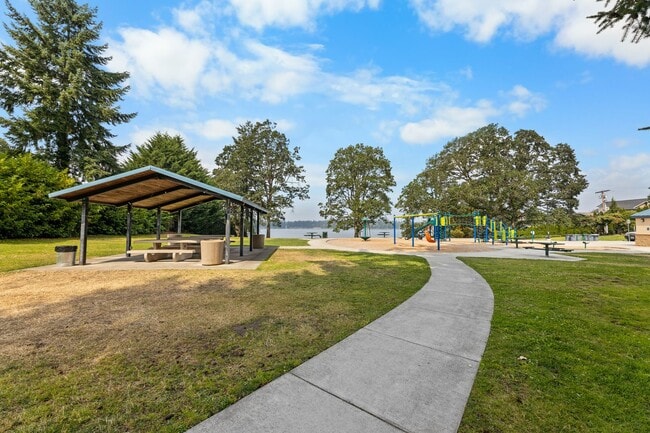 Building Photo - 2 Bed, 2 Bath Home – Prime Location Near F...