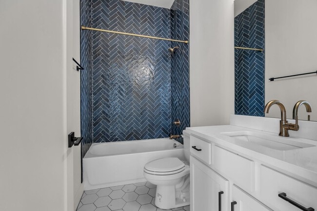 Building Photo - 715 32nd Ave N