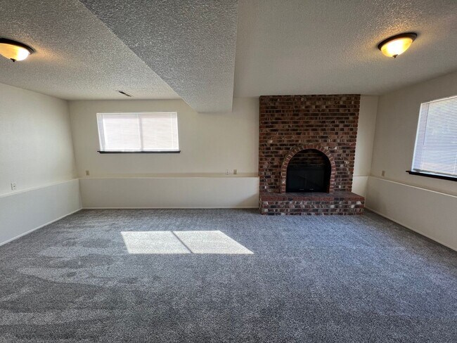 Building Photo - Super Clean Split Level Home with Huge Yard!