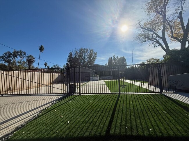 Building Photo - Single story - 3 bedroom, 3 bath + bonus room