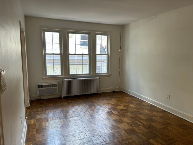 Building Photo - One Bedroom Apartment in Palisades NW Includes Parking