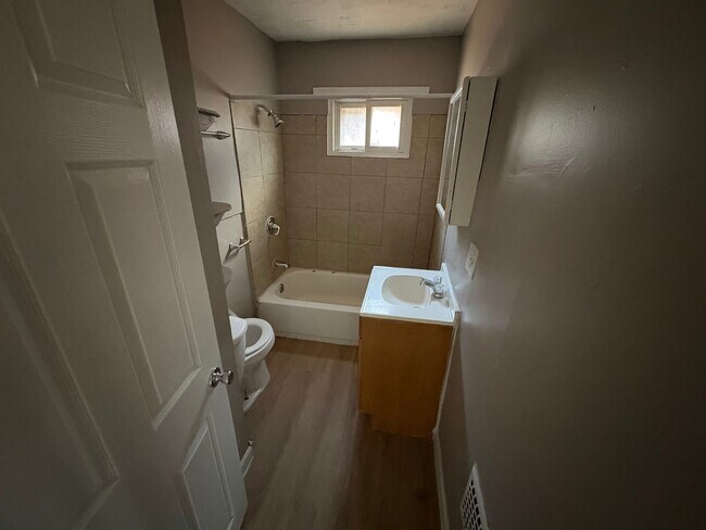 Building Photo - 627-629-629 E Markison Ave